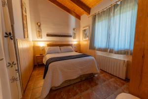 Postel nebo postele na pokoji v ubytování Casa rural Los Cántaros. Zarapicos