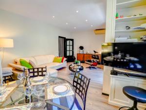 een woonkamer met een glazen tafel en stoelen bij Flamingo Apartment by Hello Homes Sitges in Sitges