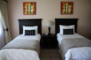 Un pat sau paturi într-o cameră la Hotel Tum's Water World