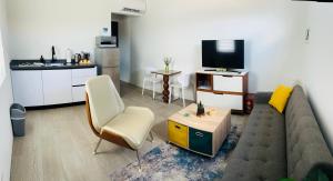 ein Wohnzimmer mit einem Sofa und einem Tisch in der Unterkunft Paraguana Inn in Noord