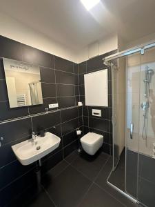 La salle de bains est pourvue d'un lavabo, de toilettes et d'une douche. dans l'établissement Prague Centre-Residence Krakovská, à Prague