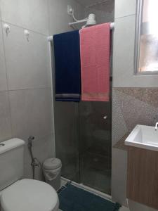 Un baño con ducha, inodoro y lavabo. en Cantinho Côte d'azur Maceió, en Maceió 21 fotos más