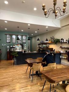 Un uomo seduto a un tavolo in un ristorante di Historic BLDG, Coffee Shop, FAST Wi-Fi, Room # 207 a Bangor