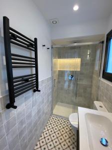 バルセロナにあるPoble Sec Charming Apartmentのバスルーム(シャワー、洗面台、トイレ付)