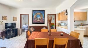 a living room with a dining room table and a kitchen at Quinta de Sta Teresa by Villas Key in Lagoa