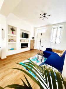 - un salon avec un canapé bleu et une table dans l'établissement Cospicua Duplex Maisonette, à Cospicua