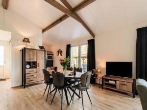 een eetkamer met een tafel en stoelen bij De Hooischuur in Hellendoorn