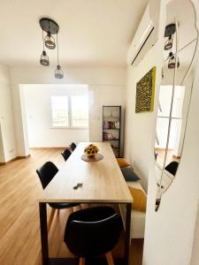 - une cuisine et une salle à manger avec une table et des chaises dans l'établissement Cospicua Duplex Maisonette, à Cospicua