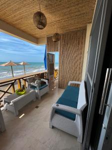 トルにあるAPARTASUITE A UN PASO DEL MARの海の景色を望むバルコニー付きの客室です。