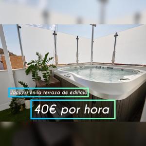 um anúncio para uma casa de banho com banheira em Apart-hotel Happy Life em Alicante