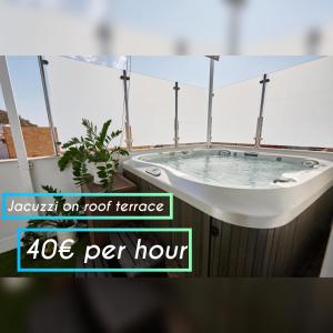een badkamer met een wastafel op een dakterras per uur bij Apart-hotel Happy Life in Alicante