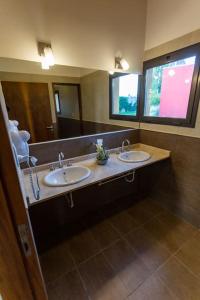 La salle de bains est pourvue de 2 lavabos et d'un grand miroir. dans l'établissement Estancia Yolanda C3-C4 10pax. - By Inside, à Luján de Cuyo