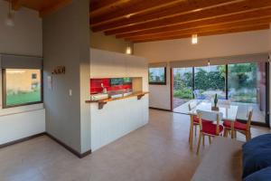 - une cuisine et une salle à manger avec une table et des chaises dans l'établissement Estancia Yolanda C3-C4 10pax. - By Inside, à Luján de Cuyo