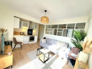 uma sala de estar com um sofá e uma cozinha em Charenton View Paris Door Best Location metro em Charenton-le-Pont