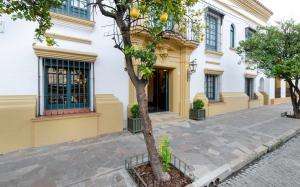 a tree in front of a building at El Bodeguero Hotel in Salta