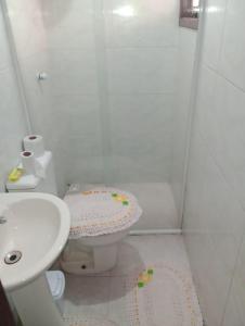 Baño blanco con aseo y lavamanos en Casa de praia cantinho do Saco 12 pessoas, en Angra dos Reis
