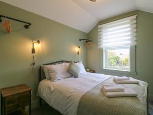 1 dormitorio con 1 cama con sábanas blancas y ventana en Overton en Chesterfield