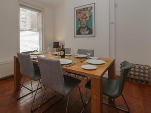 - une table à manger avec des chaises, une table, une table et des chaises dans l'établissement 6 Sydney Road, à Ramsgate