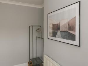 une salle de bains avec une photo encadrée sur le mur dans l'établissement 6 Sydney Road, à Ramsgate