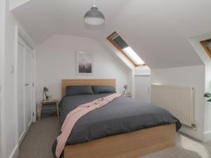 a bedroom with a bed with a pink blanket on it at 6 Sydney Road in Ramsgate