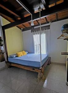 łóżko w pokoju z huśtawką w obiekcie Cabaña Central y Acogedora con Wifi w mieście San Rafael