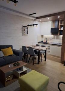 Una cocina o cocineta en Lux Apartman Crni vrh