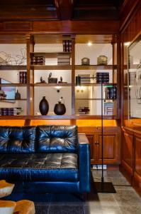 a blue leather couch in a room with shelves at El Bodeguero Hotel in Salta