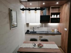 Una cocina o cocineta en Lux Apartman Crni vrh 16 fotos más