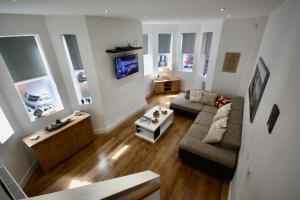 ein Wohnzimmer mit einem Sofa und einem TV in der Unterkunft Holiday Home Hot Tub & Sauna in Bournemouth