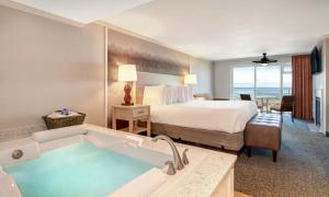 Säng eller sängar i ett rum på Hallmark Resort in Cannon Beach