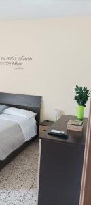 Marechiaro في سابري: غرفة نوم بسرير وطاولة عليها نبات