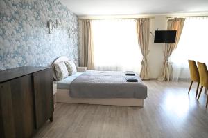 um quarto com uma cama e uma cómoda em Villa Apartments Giruliai XI - Prime Rentals em Klaipėda