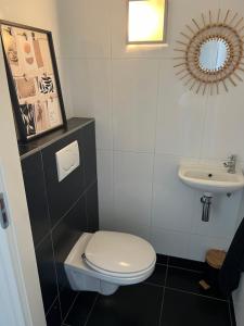 y baño con aseo y lavamanos. en Casa de Anne Steenwijk-Giethoorn, en Steenwijk
