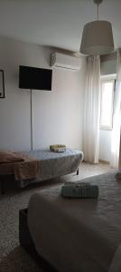 Marechiaro في سابري: غرفة بيضاء فيها سرير وتلفزيون