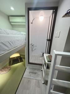 a bathroom with a shower and a bunk bed at 誠家　MAKOTO HOSTEL in Tokyo