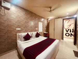a bedroom with a large bed in a room at Hotel Model Town Metro View in New Delhi