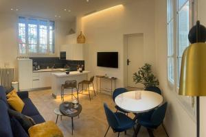 een woonkamer met een bank en een tafel en een keuken bij 4 stars Palais Hermitage, 5 pers, AC, Full confort in Nice