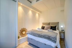 een slaapkamer met een groot bed in een kamer bij 4 stars Palais Hermitage, 5 pers, AC, Full confort in Nice