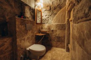 a small bathroom with a toilet and a sink at Anatolia Raymonde Cave House in Uchisar