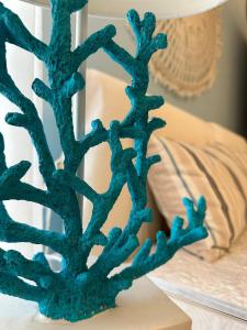 una scultura blu di un albero su un tavolo di mentamarina a Porto Recanati