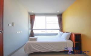 1 dormitorio con 1 cama y ventana grande en One-Bedroom Apartment, en Bangna