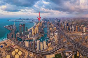 una vista aérea de una ciudad con una flecha roja en Berloga Capsule JBR en Dubái