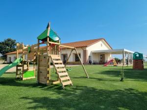 einen Spielplatz mit einer Leiter und einer Rutsche in der Unterkunft Agriturismo Acquachiara in Sabaudia
