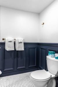 uma casa de banho com um WC branco e toalhas em King Bed, Fiber Internet, Heart of Bangor, 50 Roku TV, Room # 208 em Bangor