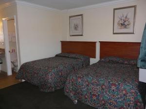 een hotelkamer met 2 bedden in een slaapkamer bij Eastsider Motel -Downtown LA in Los Angeles