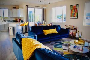 a living room with two blue couches and a table at Modern 3 Bedroom Home in Cottonwood