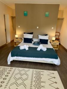 een slaapkamer met een groot bed met 2 kussens bij Maison à la campagne. in Sollacaro