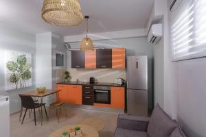 cocina con armarios naranjas y mesa con comedor en Casa Kali 2 Apartment en Heraclión