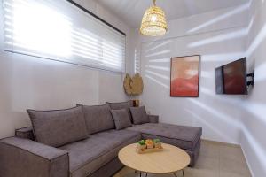 sala de estar con sofá y mesa en Casa Kali 2 Apartment en Heraclión