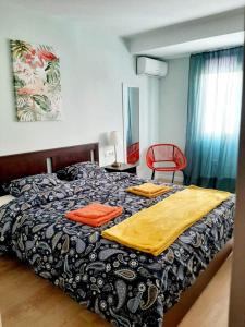 een slaapkamer met een bed met twee handdoeken erop bij Carlota in Alicante